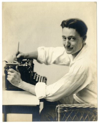 タイプライターのヘンリー・オイエン、1905-21年 作： Jessie Tarbox Beals