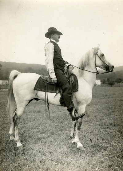 アラブの馬に乗った漫画家ホーマー・ダベンポート 1905～12年頃（ゼラチンシルバー写真 作： Jessie Tarbox Beals