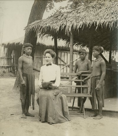 イゴロテの歌のレッスン。[1904年の万国博覧会の人類学部門におけるフィリピンの居留地] 作： Jessie Tarbox Beals