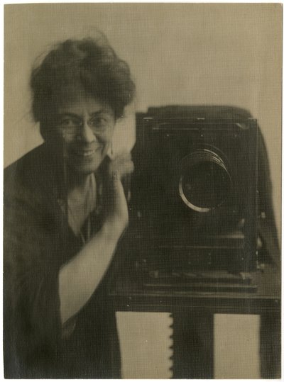 ジェシー・ターボックス・ビールス、カメラを持った自画像、1918-20年頃（ゼラチンシルバー写真 作： Jessie Tarbox Beals