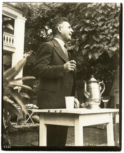 ジョン・W・ミッチェルは有名なオークショニアで、Greenwich, ConnまたはWeston, ConnのCountry Auctionに所属しています。 作： Jessie Tarbox Beals