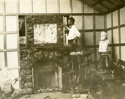 自分で暖炉を作るカール・ビター（彫刻家）、1905-15年頃（ゼラチンシルバー写真 作： Jessie Tarbox Beals