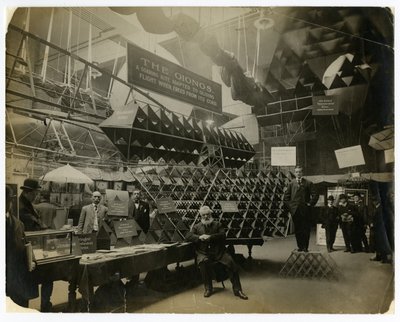 凧の展示 作： Jessie Tarbox Beals