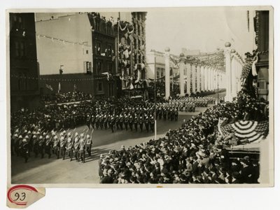 コート・オブ・オナー・マリーンズでの軍事パレード（イギリス 作： Jessie Tarbox Beals