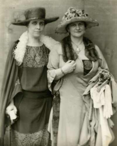 クーリッジ夫人と友人のフランシスパーキンソンキーズ夫人、1924年 作： Jessie Tarbox Beals