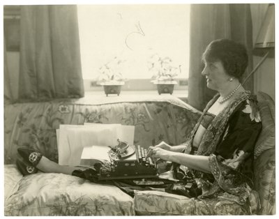 エミリー・ポスト夫人、エチケットの作者、1926-28年頃 作： Jessie Tarbox Beals