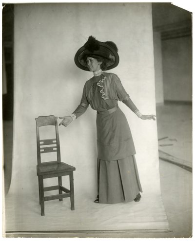 "Please be seated" 脚、体、腕、手の正しい姿勢 1905-18年頃（ゼラチンシルバー写真 作： Jessie Tarbox Beals