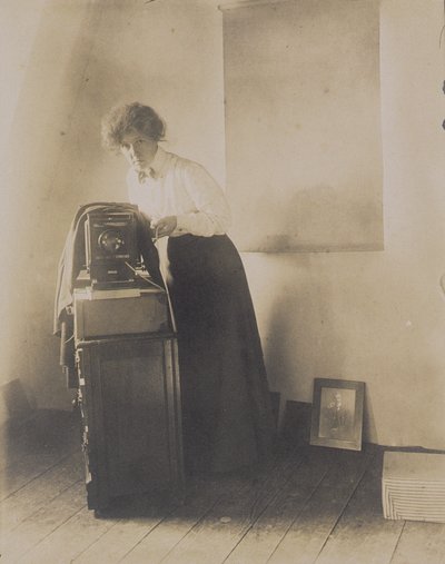 カメラ付きのリリアンベインズグリフィンの肖像1905-10 作： Jessie Tarbox Beals