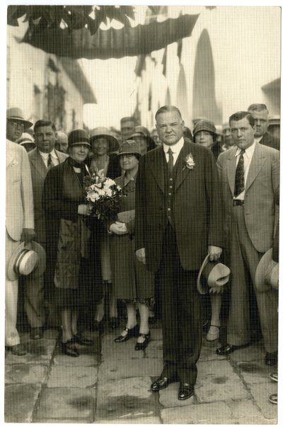 フーバー大統領-花束を持ったフーバー夫人、c.1928-32 作： Jessie Tarbox Beals
