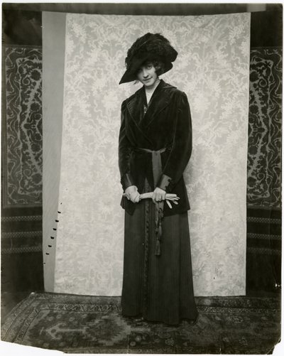 アコーディオンプリーツスカートの赤いベルベットのスーツ、アーノルド＆コンスタブル社、1905-18年頃（ゼラチンシルバー写真 作： Jessie Tarbox Beals