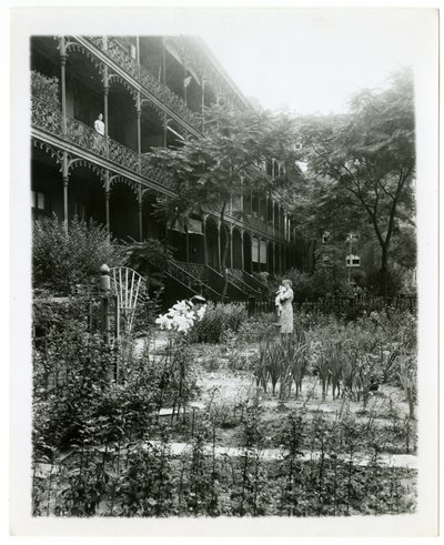 Rhinelander House gardens, W 11th St , Greenwich Village, New York, USA, c.1905-38 （ゼラチンシルバー写真 作： Jessie Tarbox Beals