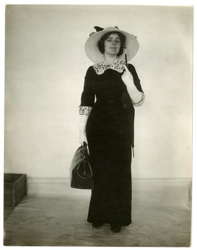 バッグと傘を運ぶ正しい方法、c.1905-18 作： Jessie Tarbox Beals