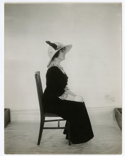 椅子の正しい座り方 1905-18年（ゼラチンシルバー写真 作： Jessie Tarbox Beals