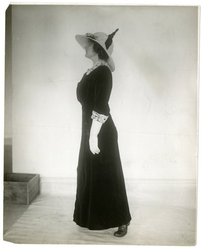 歩くときの正しい立ち方、1905～18年頃（ゼラチンシルバー写真 作： Jessie Tarbox Beals