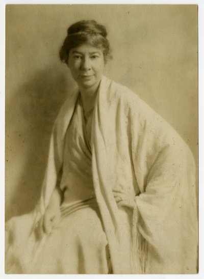 サラ・ティーズデール（詩人） 1912-28年頃（ゼラチンシルバー写真 作： Jessie Tarbox Beals