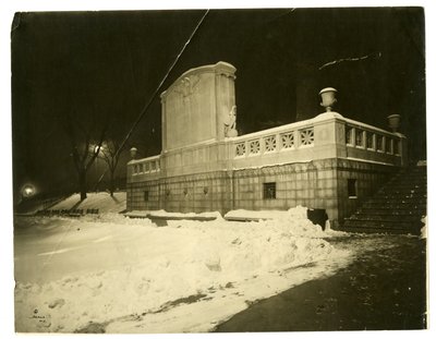夜のショー・メモリアル（アメリカ・ボストン、1902-10年頃）（ゼラチンシルバー写真 作： Jessie Tarbox Beals
