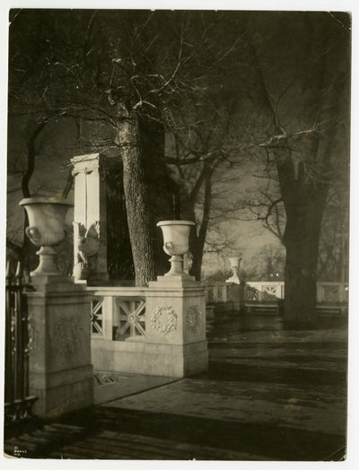 夜のショー・メモリアル（アメリカ・ボストン、1902-10年頃）（ゼラチンシルバー写真 作： Jessie Tarbox Beals