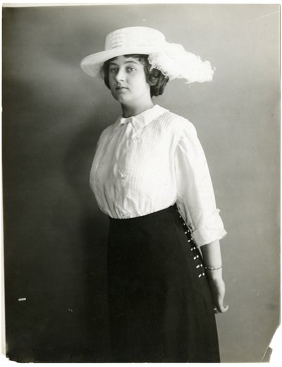 シルクブラウスと白い帽子、McCreery "s、c.1905-18 作： Jessie Tarbox Beals