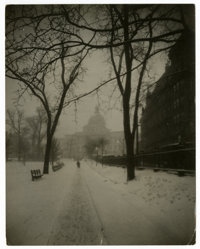 嵐の中の州議会議事堂（アメリカ・ボストン） 1902-10年頃（ゼラチンシルバー写真 作： Jessie Tarbox Beals