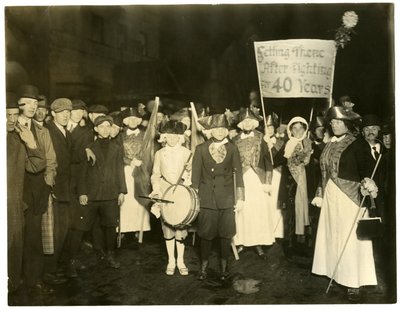 アメリカ、ニューヨーク、グリニッジ・ヴィレッジ、サフラージュ・パレード、1915-18年頃（ゼラチンシルバー写真 作： Jessie Tarbox Beals