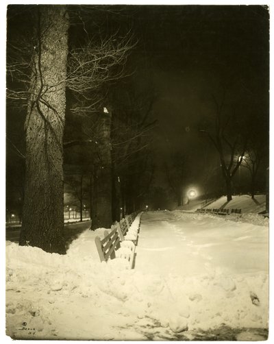 夜のザ・モール（米国マサチューセッツ州ボストン、1902-10年頃）（ゼラチンシルバー写真 作： Jessie Tarbox Beals