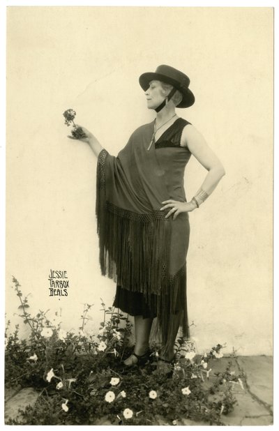 花を持つ女性、1905〜40年頃 作： Jessie Tarbox Beals