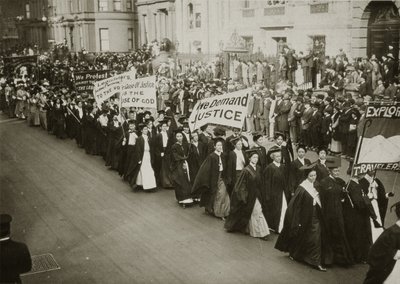 1910年にニューヨーク市で参政権パレードに行進しているアカデミックドレスの女性 作： Jessie Tarbox Beals