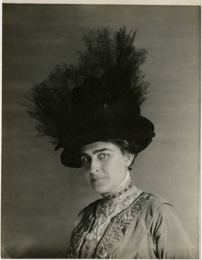 羽根付き帽子のクローズアップ 1905-18年頃（ゼラチンシルバー写真 作： Jessie Tarbox Beals