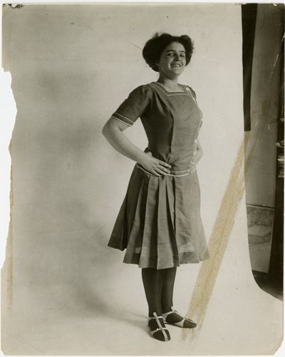 腕を腰に当てているモデル、c.1905-11 作： Jessie Tarbox Beals