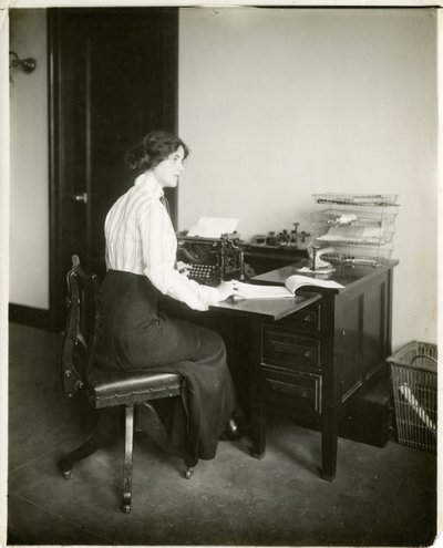 タイプライターを持つモデル、1905-18年頃（ゼラチンシルバー写真 作： Jessie Tarbox Beals