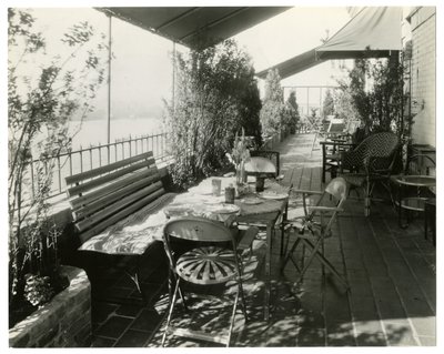 川を見下ろすパティオ（1936〜37年頃）（ゼラチンシルバー写真 作： Jessie Tarbox Beals
