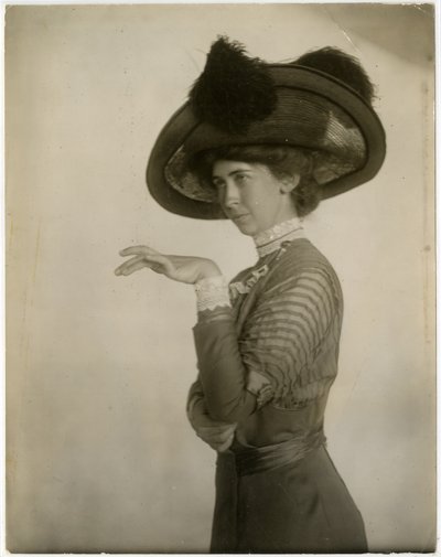 羽根つき帽子の横顔 1905-18年頃（ゼラチンシルバー写真 作： Jessie Tarbox Beals