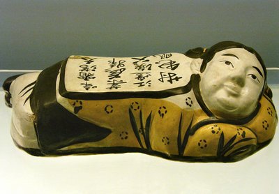夜景を連想させる詩が描かれた陶製の子供用枕、晋時代（1115-1234）の慈州出土、上海国立博物館蔵。写真、Leonard de Selva、中国、2006年。 作： ジンダイナスティチャイニーズスクール
