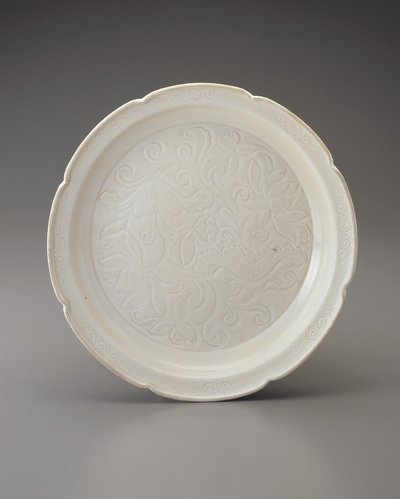 葉状の縁と彫刻が施された装飾が施された料理、河北省（セラミック） 作： Jin Dynasty Chinese School