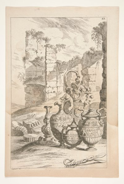 Sculpturae Veteris Admirata からの廃墟のある風景の中の燭台と処理された観賞用水差し 作： Joachim von Sandrart