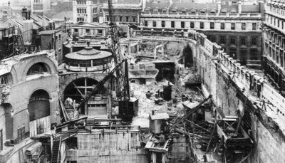 1926年から1927年にロンドンの王立証券取引所の屋上から見た銀行。 作： Joel
