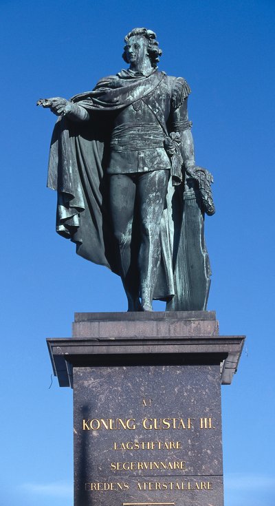 1792年に殺害された国王を記念して1799年に彫られたグスタフ3世の像（スウェーデン、ストックホルム、ガムラ・スタン（旧市街））（写真 作： Johan Tobias Sergel