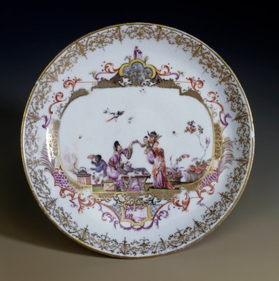 ドイツのアート。マイセンの磁器。お茶を飲むアジアの人物をシノワズリで表現。1730年頃、Johann Gregor Hoeroldt（またはHerold 1696-1775）が装飾したソーサー。パリ、装飾美術 作： Johann Gregor Herold