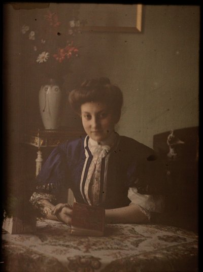 テーブルの女性 作： Johannes Hendrikus Antonius Maria Lutz