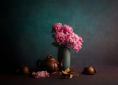 ピンクの菊のティータイム 作： John-Mei Zhong