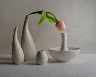 淡いピンクのチューリップの花瓶 作： John-Mei Zhong