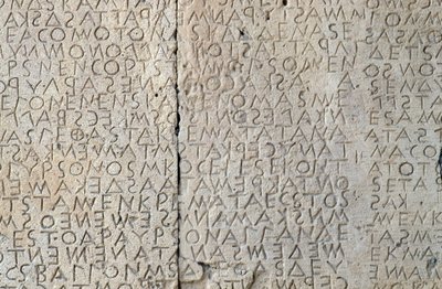 ゴルティンの法規範、石板に刻まれたドーリス式の碑文、ゴルティン、クレタ島、ギリシャ、ギリシャ文明、紀元前5世紀、詳細(写真) 作： Walter Charles Mills