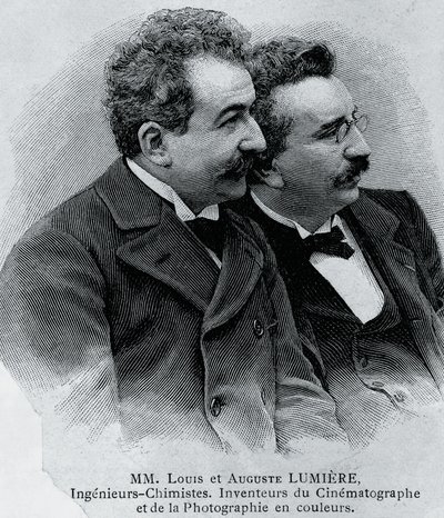 フィルム映写機を発明したフランスの企業家、オーギュスト・マリー・ルイ・ニコラ・リュミエール（1862-1954）とルイ・ジャン・リュミエール（1864-1948）の肖像、写真からのエングレービング 作： Walter Charles Mills
