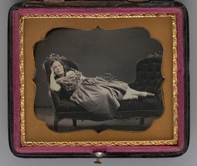 寝椅子に寄りかかる少女の無題の肖像画、1855年。 作： John Adams Whipple