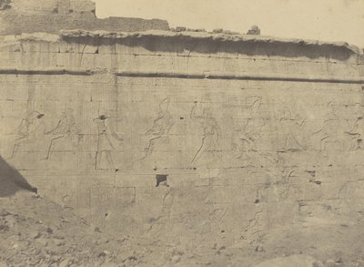エドフ、囲い壁の東側ファサードの彫刻と碑文 作： John Beasly Greene