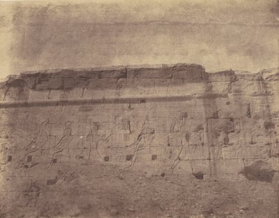 エドフ、囲い壁の東側ファサードの彫刻と碑文 作： John Beasly Greene