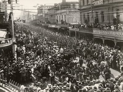 1914年10月14日、タスマニア州ホバートの海外サービスに着手する前に市内を行進する第12大隊、AIF 作： John Beattie