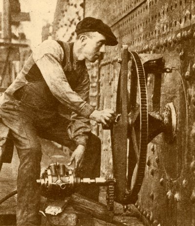 「ライナーの側面にポートホールを切断する空気圧リベッター」、c1930。 作： John Brown and Company