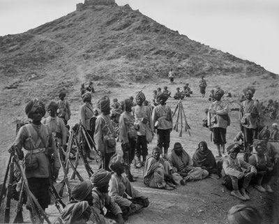 1878年から79年にかけて、Khurd Khyberで第45ネイティブ歩兵の護衛を伴ったバスソールからの囚人の停止 作： John Burke