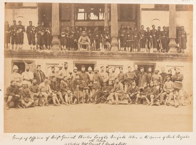シャーシュジャ宮殿の広場で撮影された、ガフ准将の旅団と将校、1880年 作： John Burke